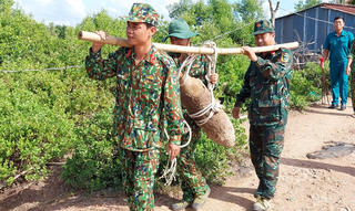 Phát hiện quả bom nặng hơn 110kg nguyên kíp nổ dưới vuông tôm