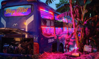 Xe khách lao xuống ruộng vì tài xế bị hành khách uy hiếp, giật vô lăng