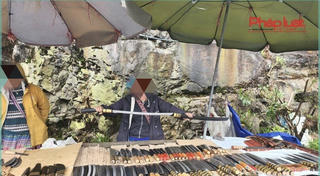 Vũ khí 'nóng' bày bán tràn lan khu vực Thác Bạc, Sa Pa