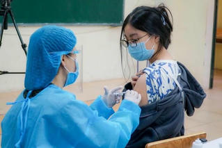 Bản tin trưa 18/4: Hà Nội tiếp nhận nhận 10.000 liều vaccine