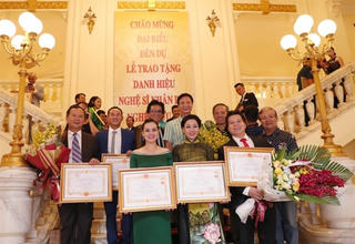 Điểm tin showbiz 27/01: Hoãn lễ trao tặng danh hiệu NSND, NSƯT