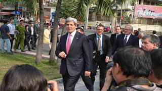 Ngoại trưởng Mỹ John Kerry dạo bộ trên đường TP HCM
