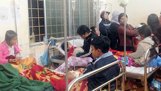 Thích thú đạp “lựu đạn” đồ chơi, 40 học sinh nhập viện