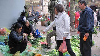 Giá rau giảm, hàng ăn "chặt chém" sau Tết