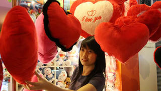 Săn quà "độc" cho ngày Valentine tại Hà Nội