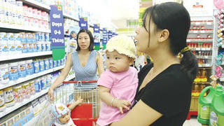 Nghi vấn doanh nghiệp liên kết tăng giá sữa
