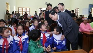 “Với món quà hôm nay, bà con sẽ sắm sửa gì để mừng xuân mới?”
