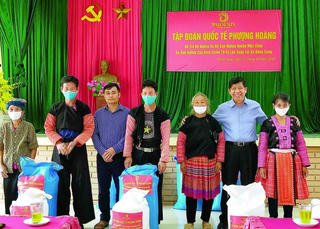 Tập đoàn Phượng Hoàng chia sẻ khó khăn với người nghèo Mộc Châu – Sơn La