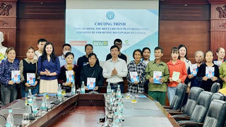 Tặng sổ BHXH cho người dân khó khăn sau bão số 3 tại Quảng Ninh