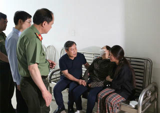 Lãnh đạo tỉnh Quảng Ninh thăm hỏi người nhà chiến sĩ công an hi sinh khi làm nhiệm vụ