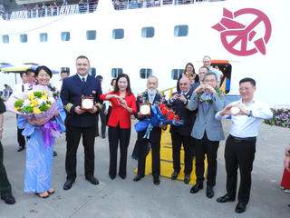 Tàu biển Pacific World đưa 1.700 du khách Nhật Bản đến Quảng Ninh