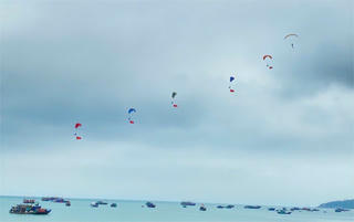 Mãn nhãn và tự hào ngắm cờ Tổ quốc tung bay giữa biển trời Đông Bắc