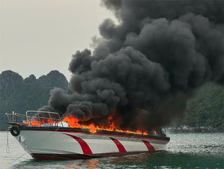 Tàu Tùng Dương 86 bốc cháy trên vùng biển Vân Đồn