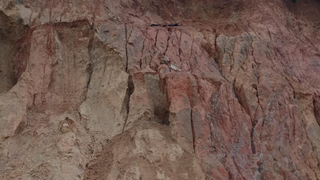 Ba cháu bé bị đất vùi tử vong khi chơi trò đào đất