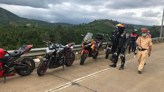 Cảnh sát đón lỏng các phượt thủ 'đi bão' trên quốc lộ 20