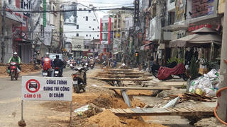 Thi công cẩu thả, nguy hiểm rình rập người đi đường