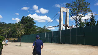 Cầu đáy kính dang dở ở Đà Lạt được gỡ khó