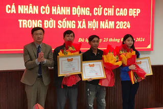 Khen thưởng 3 cá nhân 'không tham của rơi'