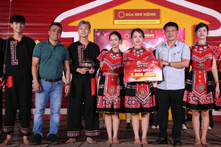 Mái ấm gia đình Việt sẻ chia yêu thương cùng trẻ mồ côi Tây Bắc