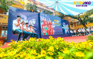 Duy Mạnh, Đức Huy: Từ đứa trẻ nhặt bóng đến tuyển thủ quốc gia