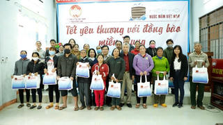 Hiệp hội Nước mắm Việt Nam tặng quà Tết bà con tại Quảng Ngãi 