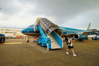 Đồng ý mở lại đường bay nội địa trong lo lắng