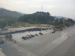 Lạng Sơn: Trung Quốc dỡ bỏ biện pháp nghiêm ngặt chống COVID-19, cửa khẩu Hữu Nghị dần nhộn nhịp