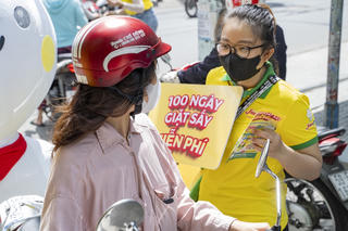 Dịch vụ tự giặt sấy 'hút' khách hàng mùa mưa tại TP HCM