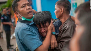 Bi thương dồn lên người Indonesia sau đại họa sóng thần