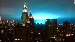 Góc nước Mỹ 'nhuộm' xanh do nổ máy biến áp ở New York