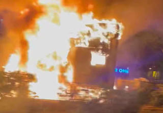 Xe Container bất ngờ bốc cháy dữ dội trên đường Nguyễn Xiển