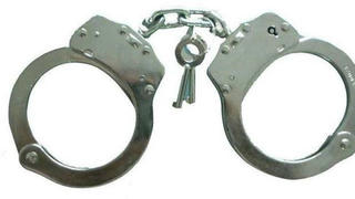 Hòa Bình: Kẻ đang bị truy nã vẫn điềm nhiên làm chánh văn phòng TAND huyện