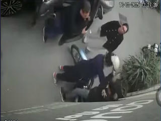 Hà Nội: Tạm giữ hình sự tài xế ô tô hành hung nam shipper