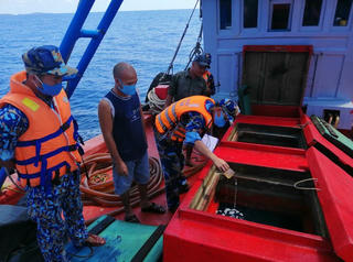 Bộ Tư lệnh Vùng Cảnh sát biển 4 tạm giữ tàu chở 50.000 lít dầu D.O không rõ nguồn gốc 