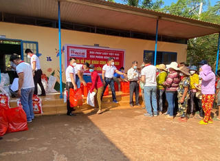 Báo Pháp luật Việt Nam chung vui với người dân Mã Đà đón dòng điện mới 