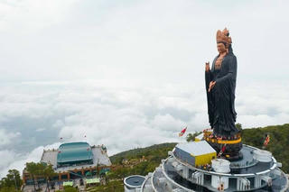 Tượng Phật Bà đứng uy nghiêm sừng sững trên đỉnh núi Bà Đen - Tây Ninh