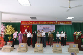 C.P. Việt Nam trao tặng khẩu trang và nước sát khuẩn hỗ trợ các trường học của Bến Tre phòng chống dịch bệnh COVID-19