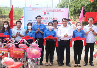 Gần 100 xe đạp trao tặng học sinh nghèo