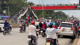 Nguy hiểm rình rập khi công nhân nhà máy Pou Chen leo qua dải phân cách 