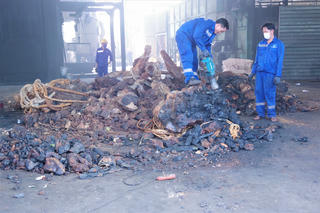 Tiêu hủy 16 tấn hỗn hợp cháy có kết dính và 1.820 bao thuốc lá điếu nhập lậu tại Bà Rịa – Vũng Tàu