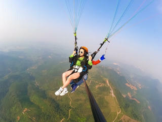 Bay dù lượn mở rộng trên hồ Tà Đùng ở Đắk Nông
