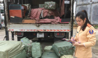 CSGT Thanh Hóa bắt giữ xe tải vận chuyển hơn 7000 quả pháo lậu