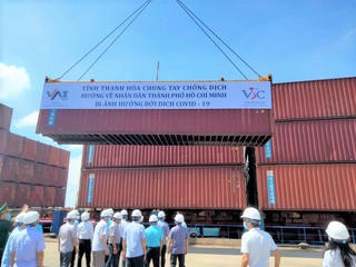 Hơn 2000 tấn hàng hoá Thanh Hóa ủng hộ các tỉnh phía Nam đã cập cảng Tân Thuận 