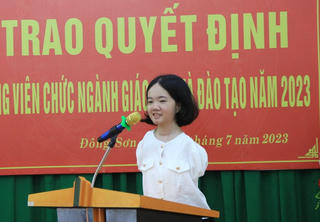 Chủ tịch UBND tỉnh Thanh Hóa trực tiếp trao quyết định tuyển dụng đặc cách cho cô gái không tay