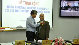 Thứ trưởng Nguyễn Đức Chính nhận Huân chương Lao động hạng Nhất  