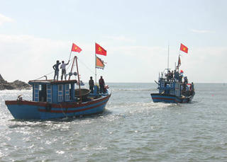 Thiêng liêng cờ Tổ quốc trên biển
