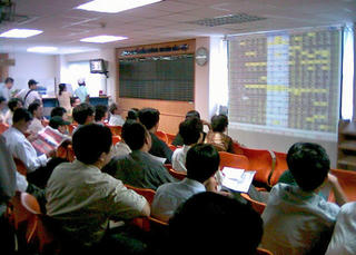 VN-Index chạm mốc 600 điểm
