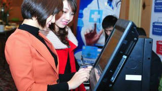 Thanh toán viện phí bằng thẻ: Bệnh nhân tiết kiệm 30 phút cho mỗi lần khám