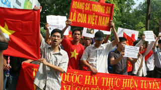Hàng vạn người Việt Nam biểu tình, tuần hành phản đối Trung Quốc