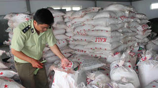Nông dân khổ vì phân bón thật - giả lẫn lộn